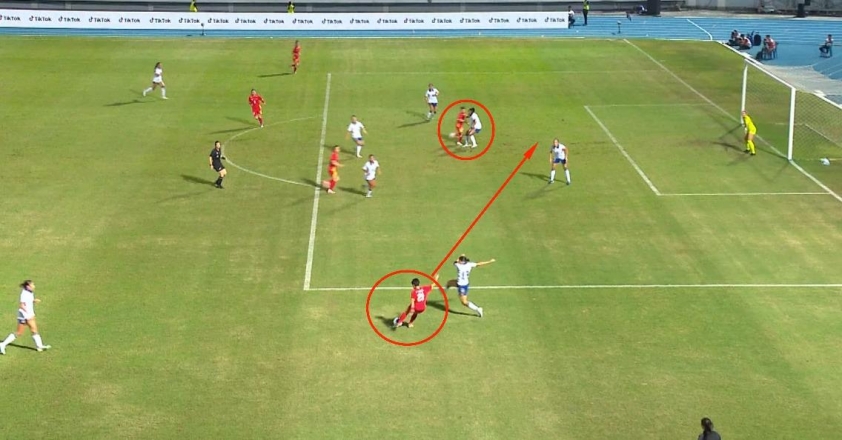 Tình huống bắt việt vị khó tin của trọng tài.